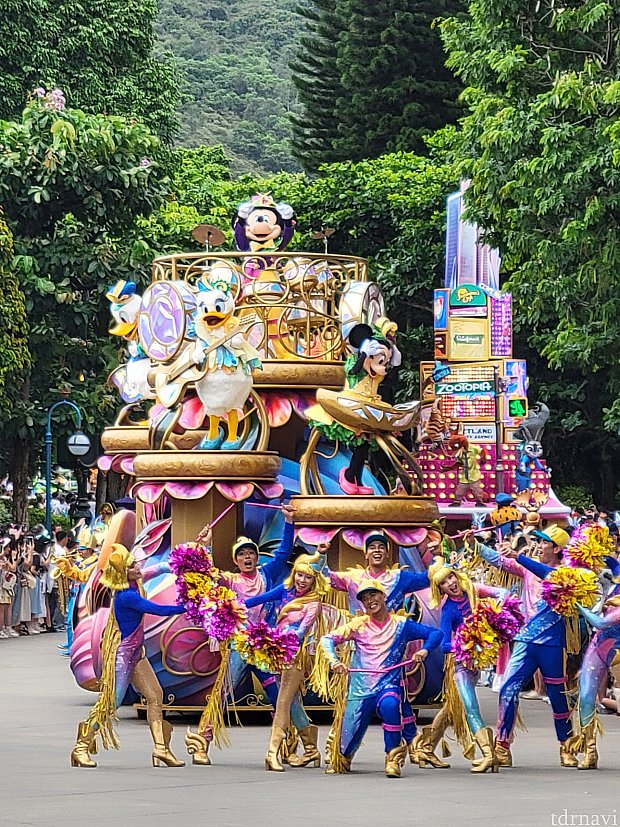 20周年を記念したバラエティー溢れるパレード | フレンドタスティック