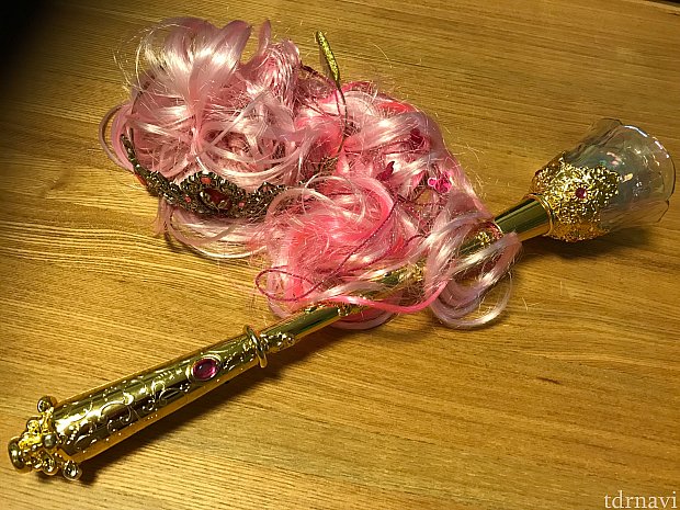 変身に使った付け毛・ティアラ・杖です。
杖はピンクの宝石を押すと、「シャララララーン」と鳴って、先端の薔薇が光ります。