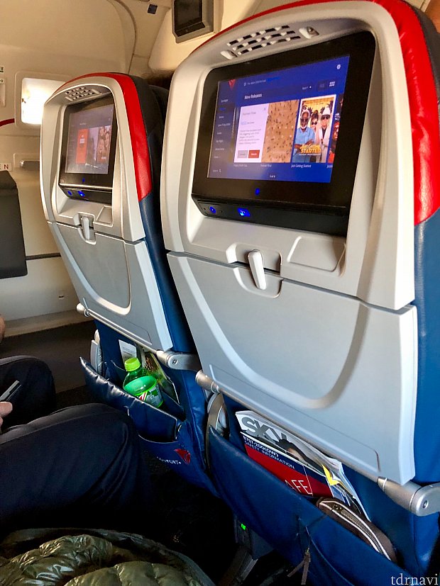 アトランタ行きの飛行機は定刻通り。約1時間の短距離飛行です。今回はプレミアムエコノミー席だったので、ややレッグルームがゆったりしていたかな、と言う印象です。