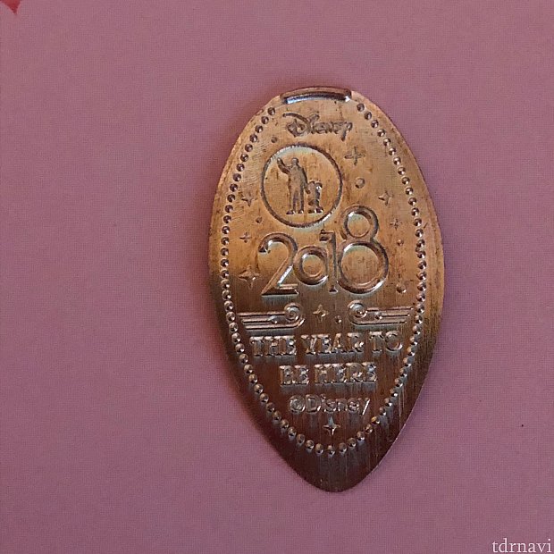 こちらはエンポリアムの入り口付近にあったイヤーメダル。パートナーズ像が素敵です。