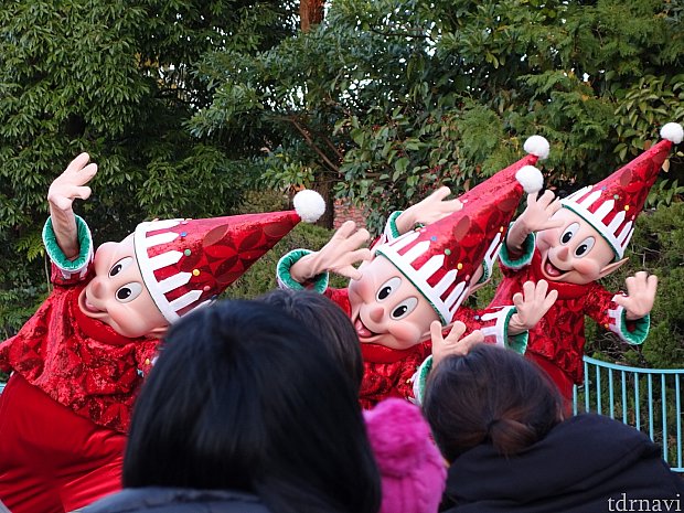 クリスマスキャロルを歌うシーンにじわっときます | ディズニー