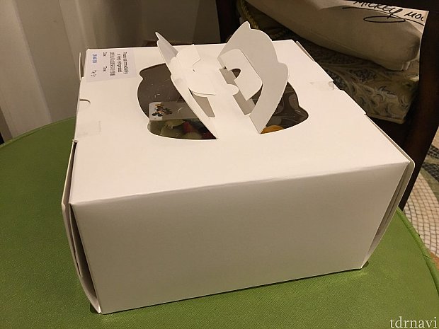 ケーキは箱に入れてもらい持ち帰りました。