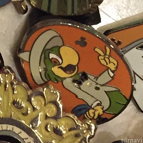 本物のHidden Mickeyピンはミッキーアイコンがくっきりしていて 表面もツヤツヤです。尚、ジャケットのボタンが無いように見えるのは光の加減によるものです。