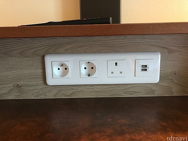 テレビの下のコンセント。
USB充電出来ます。
