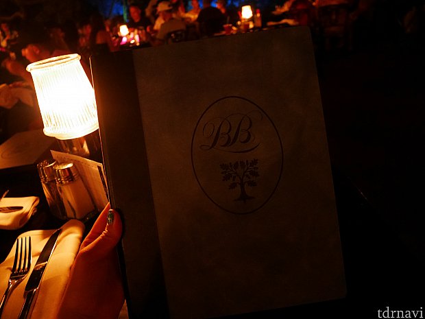 重厚感があるメニュー。店内がかなり暗いので見えない………