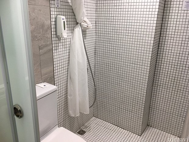 洗面台の奥にトイレとシャワールームがあります。シャワーは長時間使い過ぎにご注意を