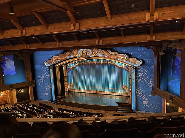 東京ディズニーリゾート ミッキー シアター幕モチーフ 2階の端席でもしっかり子連れで楽しめる！設計が素晴らしいシアター