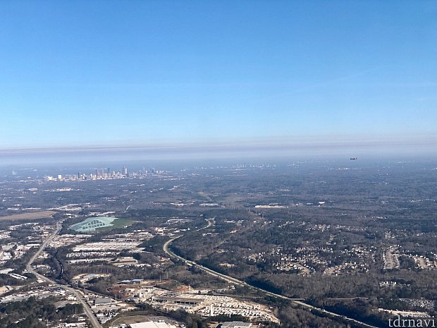アトランタは超巨大空港です。この写真でも並行して飛んでいる飛行機が遠くに見えるんですが、この飛行機も同じ空港に着陸しようとしています。なんて大きな空港でしょう!左側にはダウンタウン アトランタが。