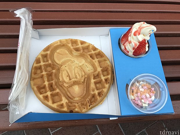 ワッフルはボリューム満点！手づかみだと食べやすいかも？！ イル