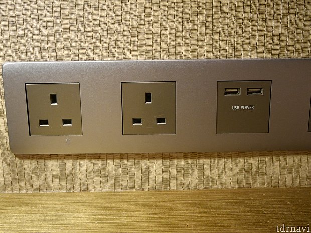 テーブル側にも電源があります。電源の数は多め✨カメラや携帯、Wi-Fiなど旅行では充電するものが多いのでこれはありがたい😌
