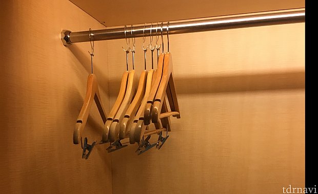 クローゼットのハンガーも豊富