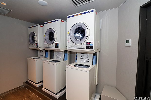 1階のランドリールームには洗濯機+乾燥機が3セット
洗剤は自動投入で持参不要
支払い方法は百円玉のみ
室内に両替機がないのでご注意を
乾燥は設定時間+5分(冷却時間)で終わります