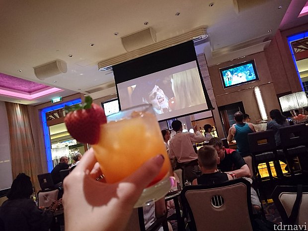 魔法にかけられて、クライマックスシーンですね。左右の小さなテレビではそれぞれアニメが上映してました。
お酒飲みました〜。