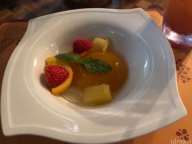 デザートです。
オレンジゼリーのフルーツあえ。