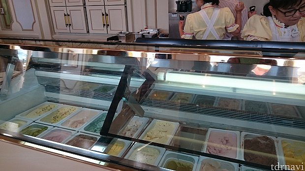 いろんな種類のアイスクリームが並んでいます♪