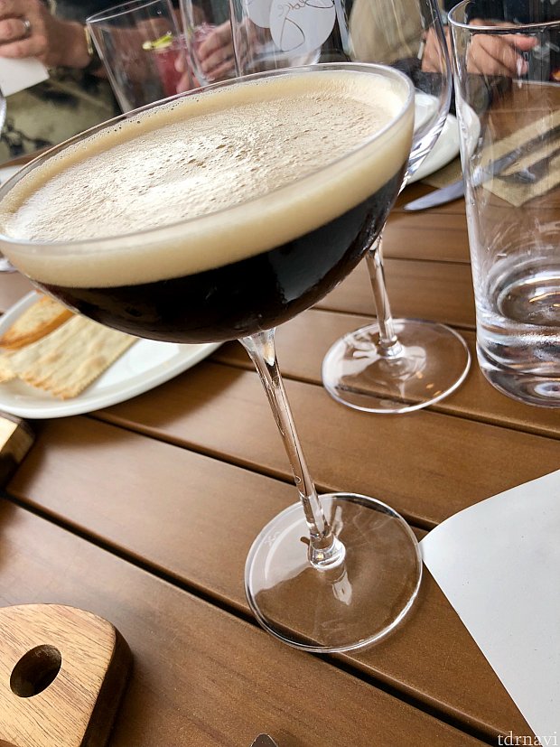 さて、注文したカクテルが来ました。エクスプレッソ系のカクテルのWake Up Call。これ飲んだら僕は夜眠れなくなります。笑