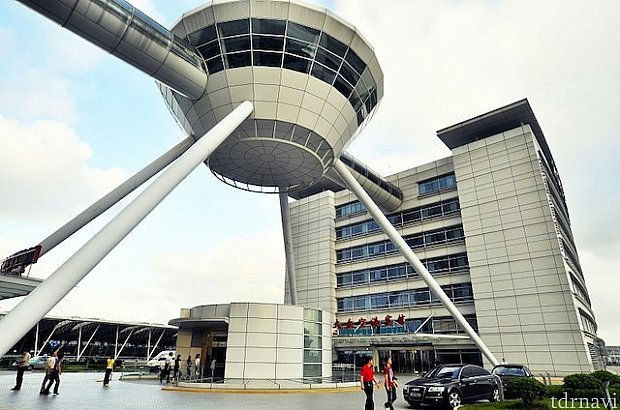 こちらもホテル公式から。先ほどの写真のエレベーターで二階に上がるとこの円柱の建物内に出ます。ここからフロントのある北館へ数メートル屋外を歩きます。