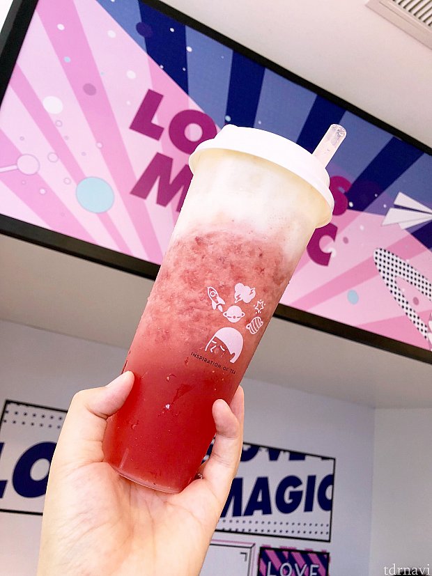チーズストロベリーのドリンク♡見た目も可愛い!量もたっぷり!
一般的なフローズンドリンクよりシャリシャリは少なめですが、果肉がたっぷり!