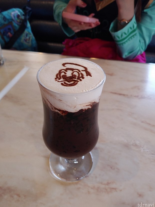 しっかり混ぜないと白と黒が分離し、コーヒー部分だけ減っていきます。