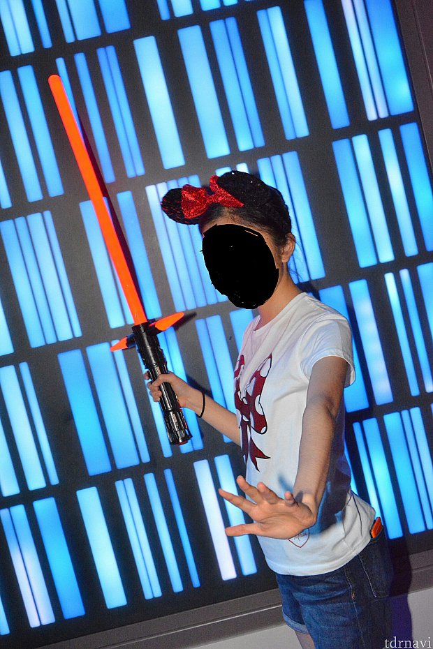 カメラマンさんが撮影してくれます。
ライトセーバーも小道具として貸してくれます。