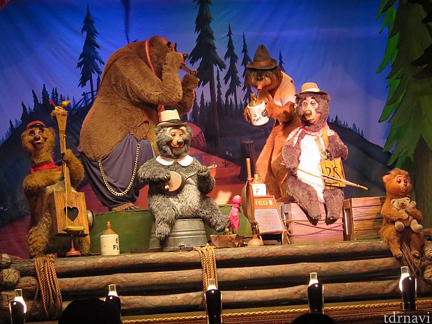 ビッグ・アルに場内は大爆笑！ カントリーベア・ミュージック