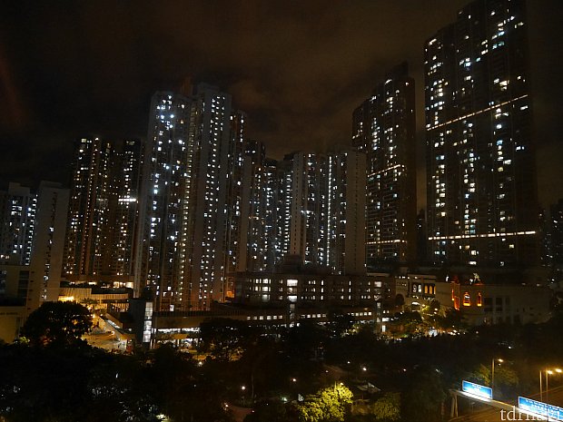 窓からの景色。ホテル横は大通りで、その奥には高層マンションが見えます。