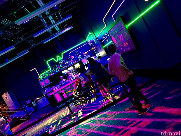 ここはフード&ワインブースの一つ。週末は長蛇の列でしたが、この日はやはり殆ど人がいませんでした。もう既にイベントの時間が始まっていたので、フードブースに入る時もリストバンドをチェックされました。
