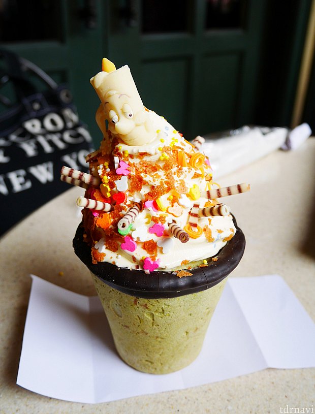 ルミエールのフルーツバターケーキサンデー68元(約1200円)
こちらもアイスはバニラ✨
このままの状態で渡されたので下にレシート敷いてました😅