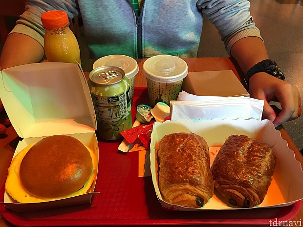 朝食はディズニースタジオ内にて。
毎日同じでしたが、飽きずに食べられました。