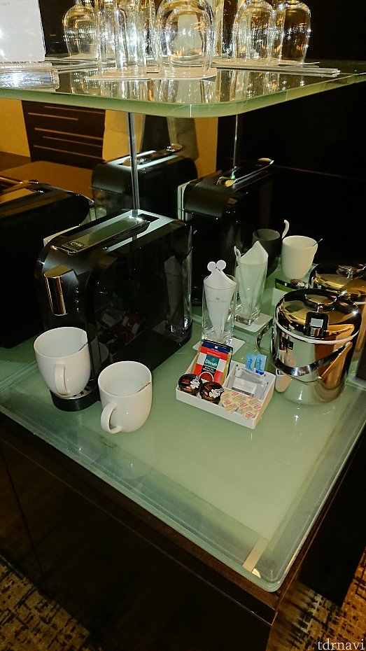 デラックスルームだったのかコーヒーマシンが置いてありました。いつもはインスタントのみ。
