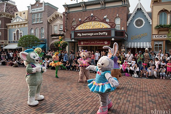 奥に「メインストリートシネマ:マイ・ジャーニー・ウィズ・ダッフィー」が見えます。ここにダッフィー&フレンズが止まります。
なので、この写真は反対側からです。