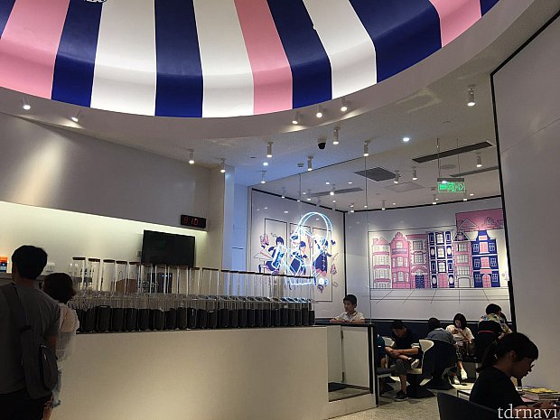 テイクアウトの人が多いのか店内は若干空席ありの状態でした。