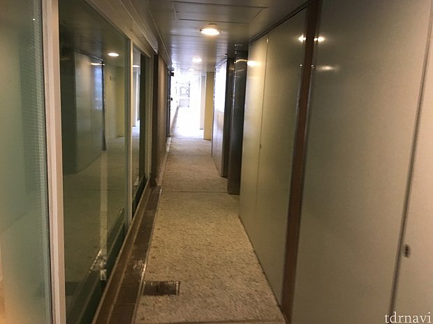 マンションの廊下みたいなところを通ってお部屋へ。宿泊者専用エリアはルームキーをかざさないと入れなくなっています