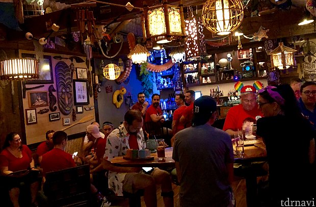 パークの後に行った、ポリネシアンリゾートのテーマバーラウンジの「Trader Sam’s」もこの日は赤いTシャツの人達を沢山見かけました。この日は、自分が自分自身でいられる権利を自由に表現した、LGBTQコミュニティの人達と、そのサポーターの方々でWDWが溢れていました。