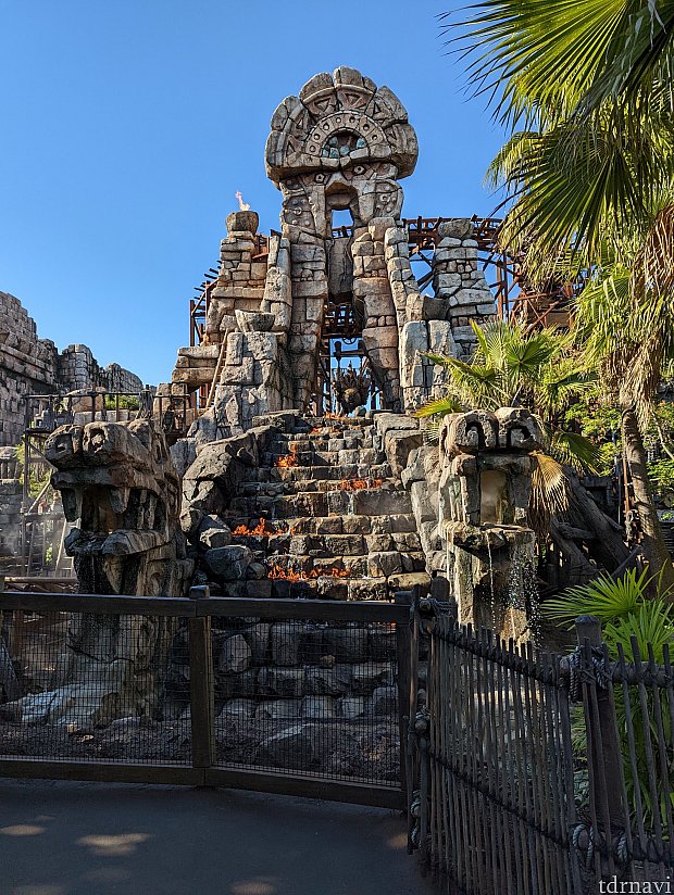 世界のディズニーパークでも一回転するローラーコースターは貴重