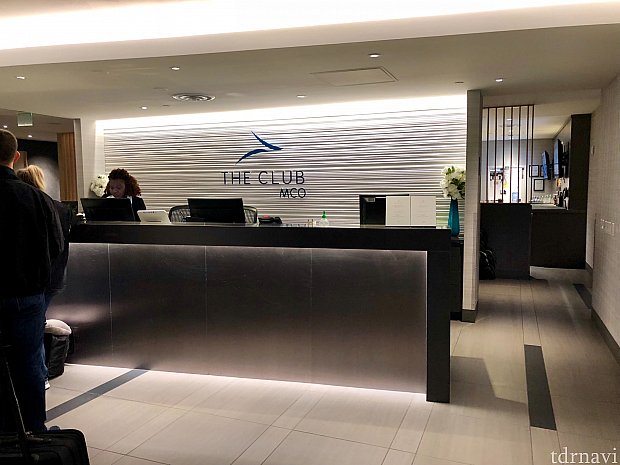 今回初めて、オーランドの空港ラウンジ「The CLUB」を出発前に利用しました。この日は朝6時からオープンと同時にラウンジに到着したので、少し列に並びました。