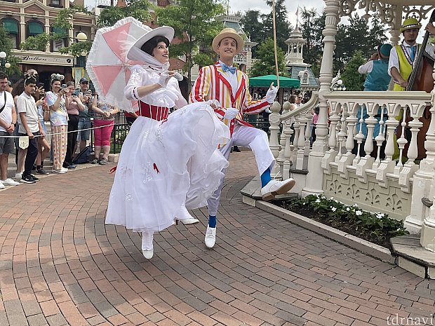 自由なメリーポピンズ&バートと話ができる！？唯一の午前からの開催で