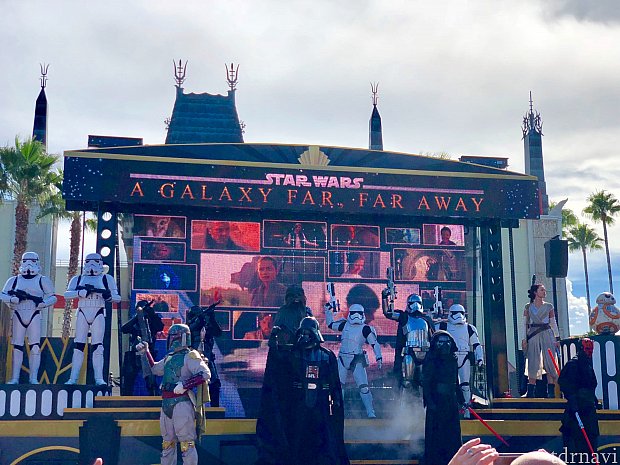 外に出ると「Star Wars: A galaxy Far, Far away」をやっていました。