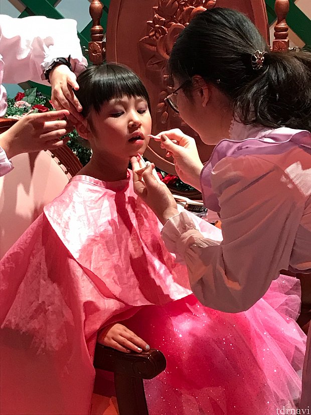 本格的なヘアメイクです。
お化粧はプリンセスによって違うようです。
オーロラ姫とお揃いの紫のアイシャドウにローズピンクの口紅。