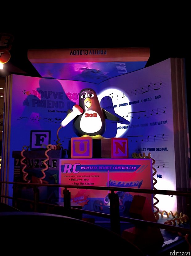 ポストショーとして映画にも出てきたウィージーペンギン君が‘You’ve Got a Friend in Me’ を歌ってくれているんです!夜は照明効果も際立ってとても印象に残りました。