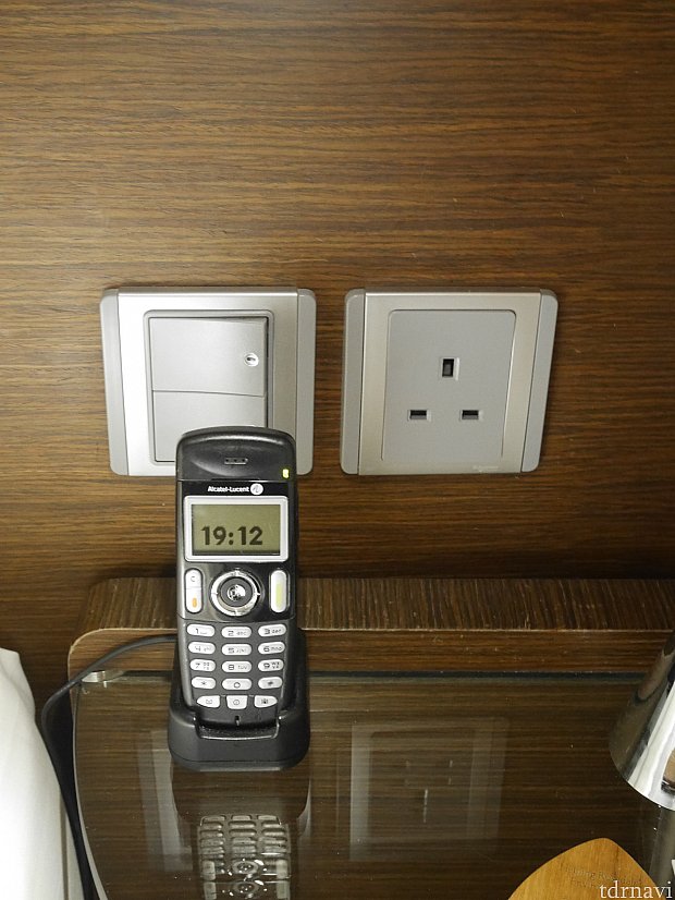 枕元など色んな所にコンセントがあります🔌枕元って重要!
使用にはBFタイプの変換器が必要です。受付で借りれます。
