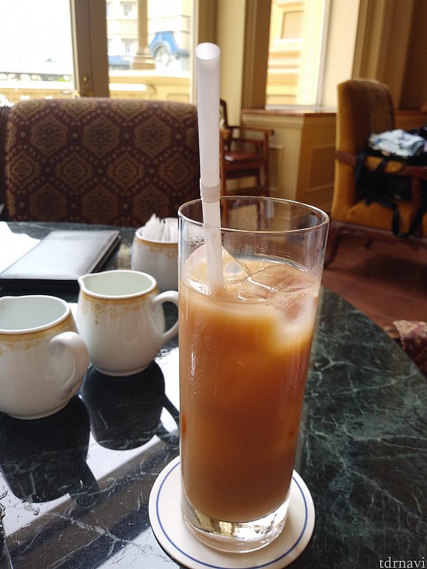 ドリンクは、コーヒー・紅茶とプレミアムティーの中から選べて、同じのならおかわりできます。
私は、アイスティーのミルクにしました💡