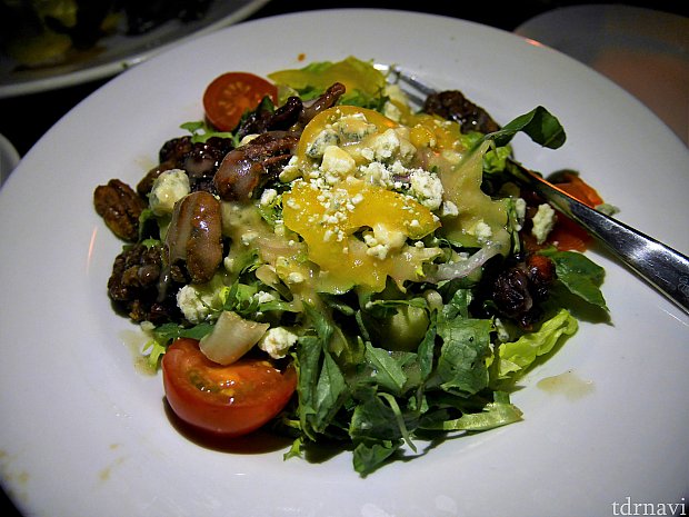【House Salad】
野菜だけでなく、クルミやチーズ、乾燥したクランベリーなども入ってました😊野菜不足になりがちなアメリカでは嬉しいメニューでしたが、ボリュームが多い😱