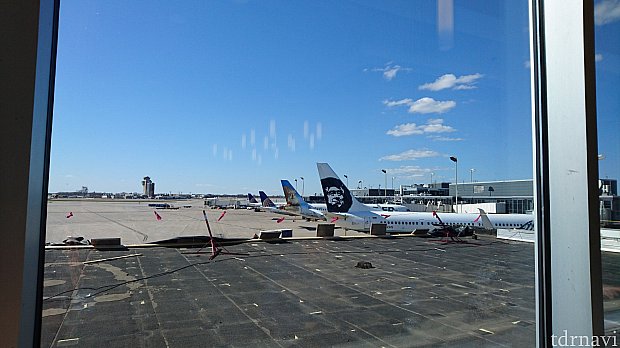 ミネアポリス空港では、みなれない飛行機もいます