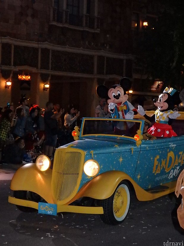 The farewell street Party!
この日Fandazeに遊びにきてくれたキャラクターがほぼ全員パレードします。
マックスライブ、ダックテイルズパレードのみ出演のキャラクターはきませんでした。