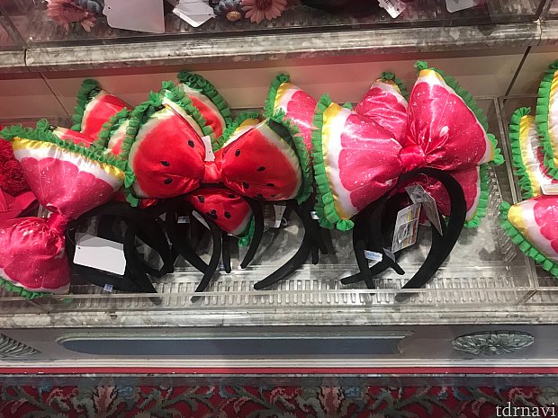 カチューシャ各1400円