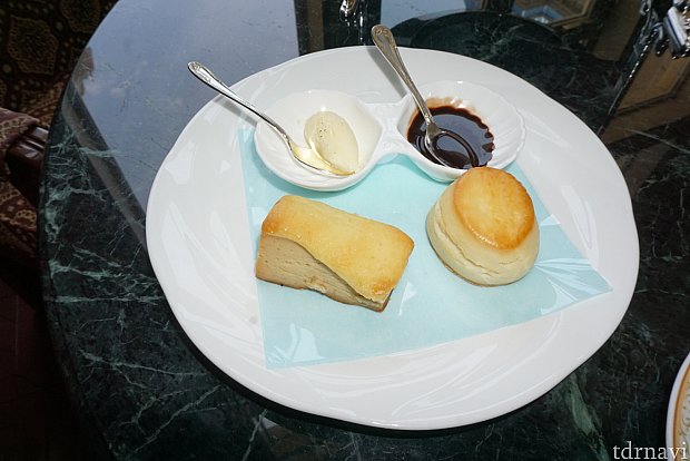 二段目は、プレーンのスコーンとパッションフルーツ&バナナのスコーン
クリームバターとチョコレートソースをお好みでつけて食べます。