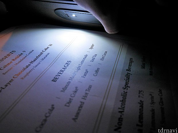 押すと光ってメニューが読めるようになってました!携帯の画面の明るさをライトがわりに見た方が見やすいですが😅
