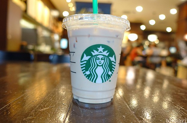 スターバックスラテ。落ち着きますね。
