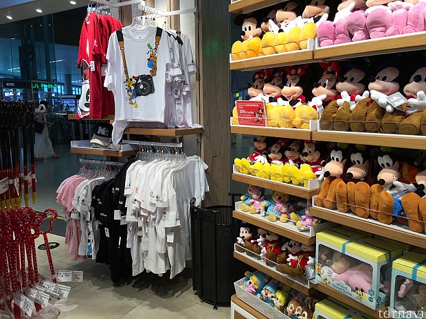 ぬいぐるみやTシャツも。パーク内と比較するとTシャツの品揃えは圧倒的に少ないです